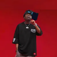 Poslechněte si interpreta undefined, sledujte hudební videa, přečtěte si životopis, podívejte se na data turné a další informace.