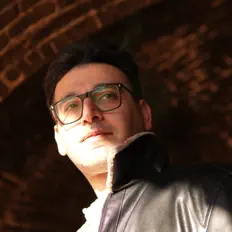 Poslechněte si interpreta Pouya Khoshbin, sledujte hudební videa, přečtěte si životopis, podívejte se na data turné a další informace.