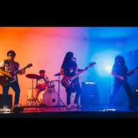 Ascolta undefined, guarda video musicali, leggi la biografia, vedi le date del tour & altro!