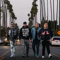 Luister naar undefined, bekijk muziekvideo's, lees de bio, bekijk de tourdata, en meer!