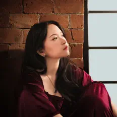 Hör dir Raissa Anggiani an, schau dir Musikvideos an, lies die Biografie, finde Tourdaten und mehr!
