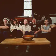 Dengarkan Last Legs, tonton video musik, baca bio, lihat tanggal tur & lainnya!