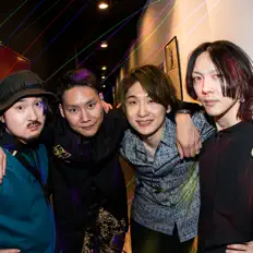 R.O.Sを聴いたり、ミュージックビデオを鑑賞したり、経歴やツアー日程などを確認したりしましょう！