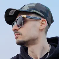 聆聽 undefined、觀看音樂影片、閱讀小傳、查看巡演日期等！