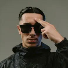 聆聽 AMO、觀看音樂影片、閱讀小傳、查看巡演日期等！