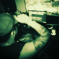 聆聽 undefined、觀看音樂影片、閱讀小傳、查看巡演日期等！