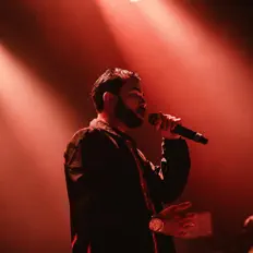 聆聽 AsTraL、觀看音樂影片、閱讀小傳、查看巡演日期等！