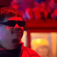 聆聽 undefined、觀看音樂影片、閱讀小傳、查看巡演日期等！