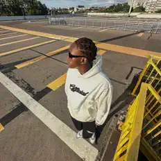 Posłuchaj wykonawcy Di, obejrzyj teledyski, przeczytaj biografię, zobacz daty tras koncertowych i nie tylko!