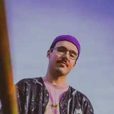 oYYo을(를) 듣고, 뮤직 비디오를 보고, 약력을 읽고, 투어 일정 등을 확인하세요!