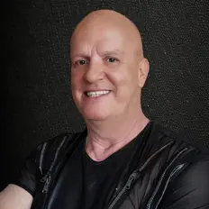 DJ Chris Bernardを聴いたり、ミュージックビデオを鑑賞したり、経歴やツアー日程などを確認したりしましょう！