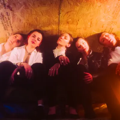 Listen to Et on déjeune, watch music videos, read bio, see tour dates & more!