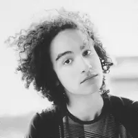 聆聽 undefined、觀看音樂影片、閱讀小傳、查看巡演日期等！