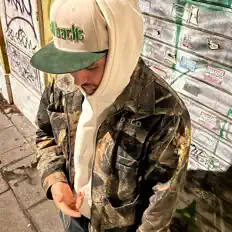 收听 AnxietyQ9、观看音乐视频、阅读小传、查看巡演日期等 ！