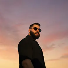 Dengarkan Clouds, tonton video musik, baca bio, lihat tanggal tur & lainnya!