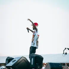 M PaQ सुनें, म्यूज़िक वीडियो देखें, बायो पढ़ें, दौरे की तारीखें और बहुत कुछ देखें!