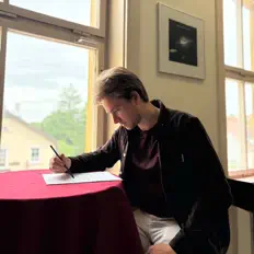 聆聽 Paul C. Schmidt、觀看音樂影片、閱讀小傳、查看巡演日期等！