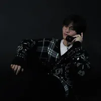 聆聽 undefined、觀看音樂影片、閱讀小傳、查看巡演日期等！