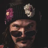 undefinedを聴いたり、ミュージックビデオを鑑賞したり、経歴やツアー日程などを確認したりしましょう！