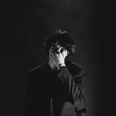 Mpikを聴いたり、ミュージックビデオを鑑賞したり、経歴やツアー日程などを確認したりしましょう！