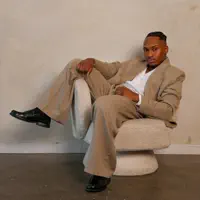 undefined dinle, müzik videolarını izle, biyografisini oku, tur tarihlerini ve daha fazlasını gör!