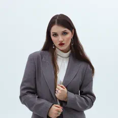 Леяを聴いたり、ミュージックビデオを鑑賞したり、経歴やツアー日程などを確認したりしましょう！