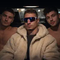 Ascolta undefined, guarda video musicali, leggi la biografia, vedi le date del tour & altro!