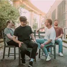 聆聽 Delap、觀看音樂影片、閱讀小傳、查看巡演日期等！