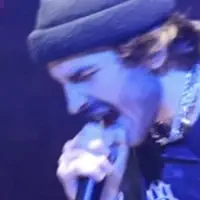 聆聽 undefined、觀看音樂影片、閱讀小傳、查看巡演日期等！
