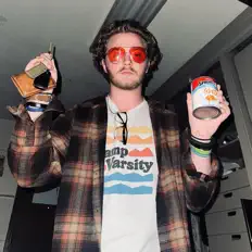 Ouve Jack East, vê vídeos de música, lê a biografia, vê as datas da digressão e muito mais!