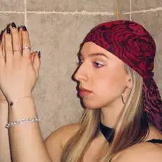 Poslechněte si interpreta lluca, sledujte hudební videa, přečtěte si životopis, podívejte se na data turné a další informace.