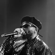 Poslechněte si interpreta Kollins, sledujte hudební videa, přečtěte si životopis, podívejte se na data turné a další informace.