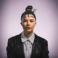 DAYSY सुनें, म्यूज़िक वीडियो देखें, बायो पढ़ें, दौरे की तारीखें और बहुत कुछ देखें!