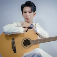 Hör dir Noom Khur NK an, schau dir Musikvideos an, lies die Biografie, finde Tourdaten und mehr!