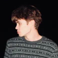 聆聽 DAZE、觀看音樂影片、閱讀小傳、查看巡演日期等！