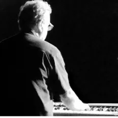 聆聽 Michael Licari、觀看音樂影片、閱讀小傳、查看巡演日期等！