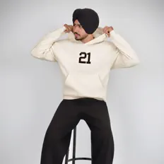 Écoutez Guramrit Cheema, regardez des vidéoclips, lisez la biographie, consultez les dates de tournée et plus encore !