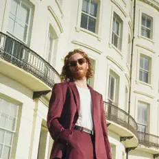 Ouve George Bloomfield, vê vídeos de música, lê a biografia, vê as datas da digressão e muito mais!