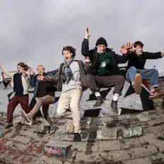 聆聽 Visszaesők、觀看音樂影片、閱讀小傳、查看巡演日期等！