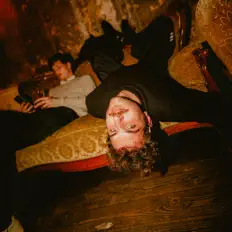 Dengarkan moi, tonton video musik, baca bio, lihat tanggal tur & lainnya!