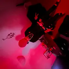 Dengarkan EYE V, tonton video musik, baca bio, lihat tanggal tur & lainnya!