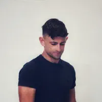 undefinedを聴いたり、ミュージックビデオを鑑賞したり、経歴やツアー日程などを確認したりしましょう！