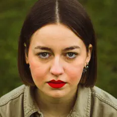 Hör dir Elisa an, schau dir Musikvideos an, lies die Biografie, finde Tourdaten und mehr!