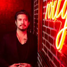 Adam Aguilarを聴いたり、ミュージックビデオを鑑賞したり、経歴やツアー日程などを確認したりしましょう！