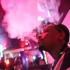 Poslechněte si interpreta NFL ROSE, sledujte hudební videa, přečtěte si životopis, podívejte se na data turné a další informace.