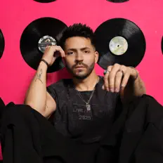 Dengarkan Ryan Milo, tonton video musik, baca bio, lihat tanggal tur & lainnya!