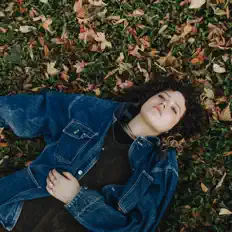 Hör dir Abby Holmes an, schau dir Musikvideos an, lies die Biografie, finde Tourdaten und mehr!