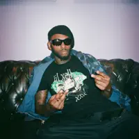 Hör dir undefined an, schau dir Musikvideos an, lies die Biografie, finde Tourdaten und mehr!