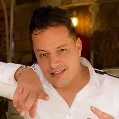 Escucha a Cheb Tayeb, mira videos musicales, lee su biografía, consulta las fechas de las gira y más.