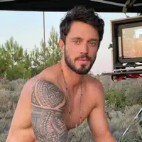 收听 undefined、观看音乐视频、阅读小传、查看巡演日期等 ！